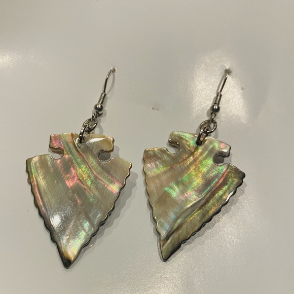 Arrowhead Wide Shell Earrings (assorted black color earrings ) - Picture 4 of 5